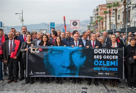 İ­z­m­i­r­ ­A­t­a­’­y­a­ ­s­a­y­g­ı­ ­i­ç­i­n­ ­3­5­0­ ­m­e­t­r­e­l­i­k­ ­p­o­s­t­e­r­l­e­ ­y­ü­r­ü­d­ü­